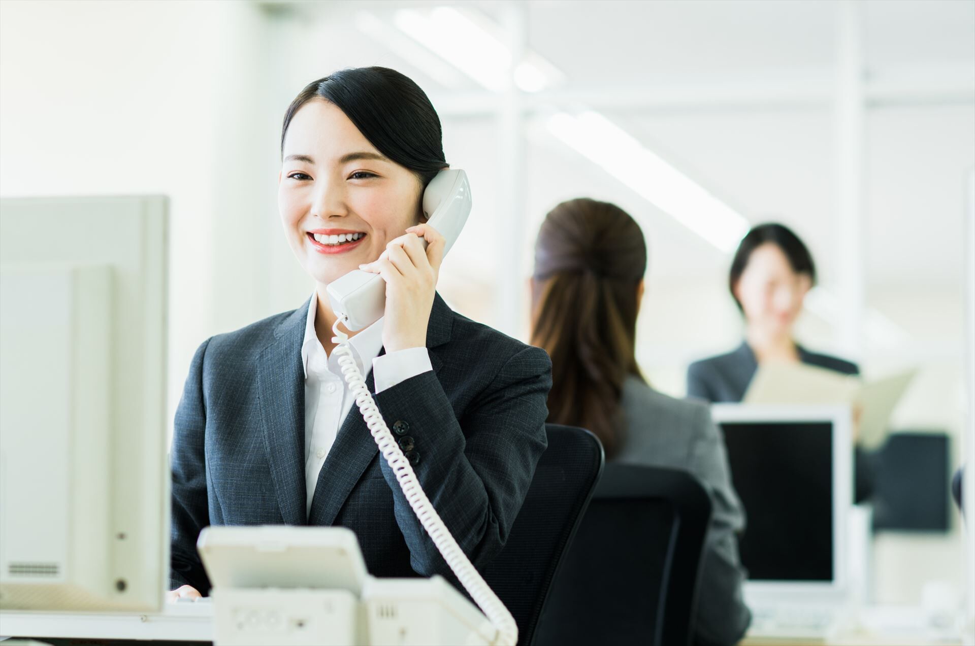 電話応対する女性スタッフ